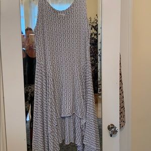 Dress flowy size 4 means it’s a XL